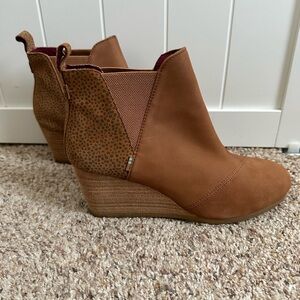 EUC TOMS Kelsey Women's Brown Suede Wedge Ankle Booties Boots Leopard Print SZ 8